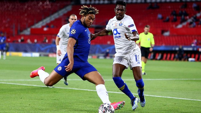SEVILLE, SPAIN - APRIL 13: Reece James of Chelsea battles for possession with Zaidu Sanusi of Porto during the UEFA Champions League Quarter Final Second Leg match between Chelsea FC and FC Porto at Estadio Ramon Sanchez Pizjuan on April 13, 2021 in Seville, Spain. Sporting stadiums around Spain remain under strict restrictions due to the Coronavirus Pandemic as Government social distancing laws prohibit fans inside venues resulting in games being played behind closed doors. (Photo by Fran Santiago/Getty Images)