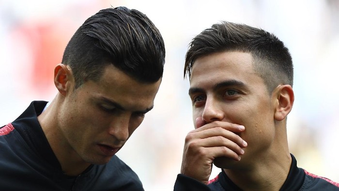 TURIN, ITALY - SEPTEMBER 28:  Paulo Dybala (R) of Juventus FC speaks to Cristiano Ronaldo (L) before the Serie A match between Juventus and SPAL at Allianz Stadium on September 29, 2019 in Turin, Italy.  (Photo by Marco Luzzani/Getty Images)