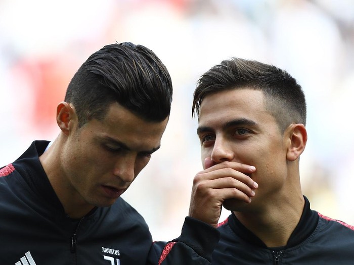 TURIN, ITALY - SEPTEMBER 28:  Paulo Dybala (R) of Juventus FC speaks to Cristiano Ronaldo (L) before the Serie A match between Juventus and SPAL at Allianz Stadium on September 29, 2019 in Turin, Italy.  (Photo by Marco Luzzani/Getty Images)