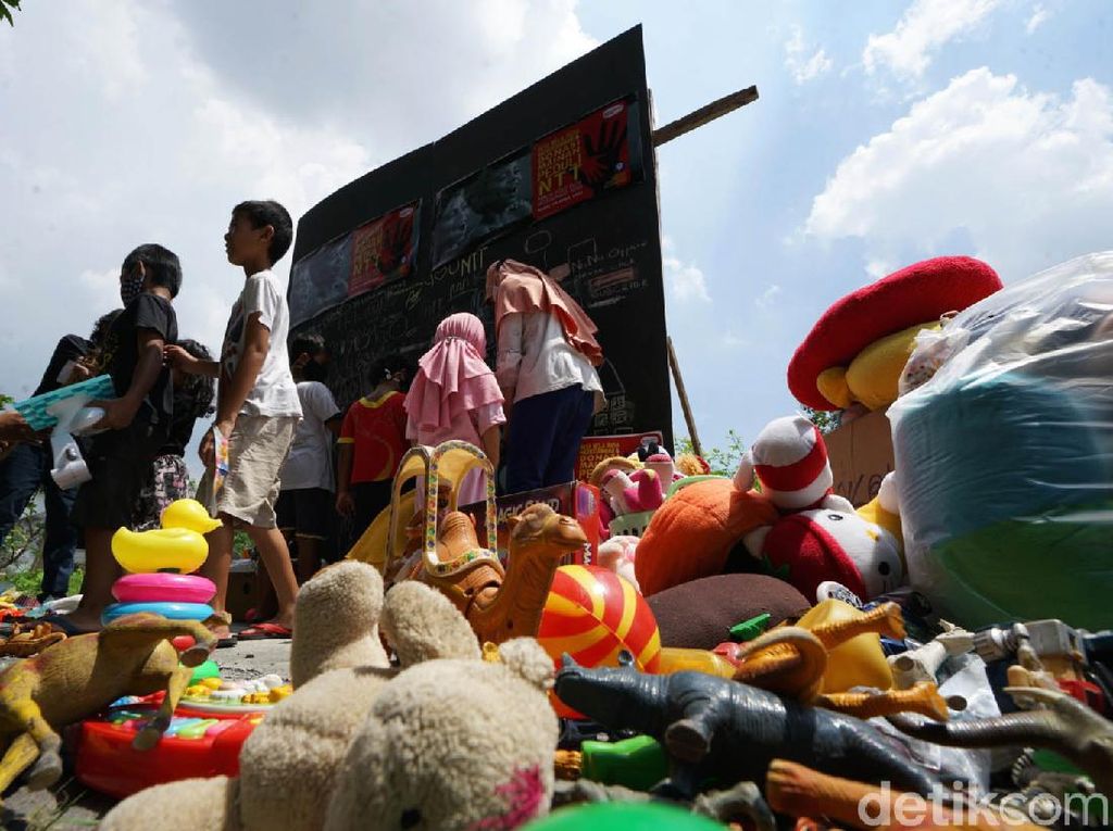 Bocah di Solo Donasi Mainan untuk Anak NTT Bocah di Solo Donasi Mainan untuk Anak NTT