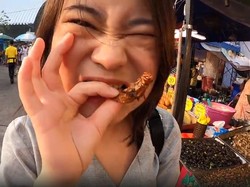 Gokil! Wanita Ini Mukbang Ulat hingga Belalang Goreng di Pasar