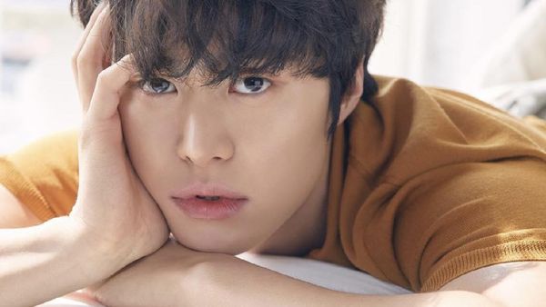8 Potret Gong Myung, Abang Doyoung NCT Jadi Model Video Klip Kyuhyun