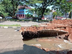 Kesaksian Warga Dengar Suara Mirip Ledakan Saat Jalan GDC Depok Ambles