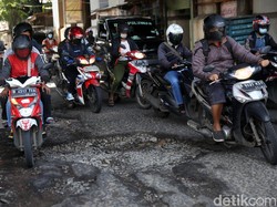 Tolong! Jl I Gusti Ngurah Rai Dekat Stasiun Cakung Rusak dan Berlubang