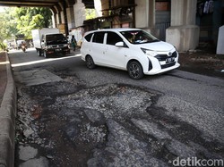 Kerusakan Jl I Gusti Ngurah Rai Dekat Stasiun Cakung Bakal Diperbaiki