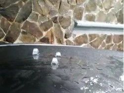 Kagetnya Warga Saat Hujan Es Mendadak Guyur Bekasi: Seperti Batu