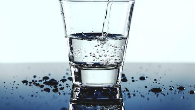 Ilustrasi air minum.