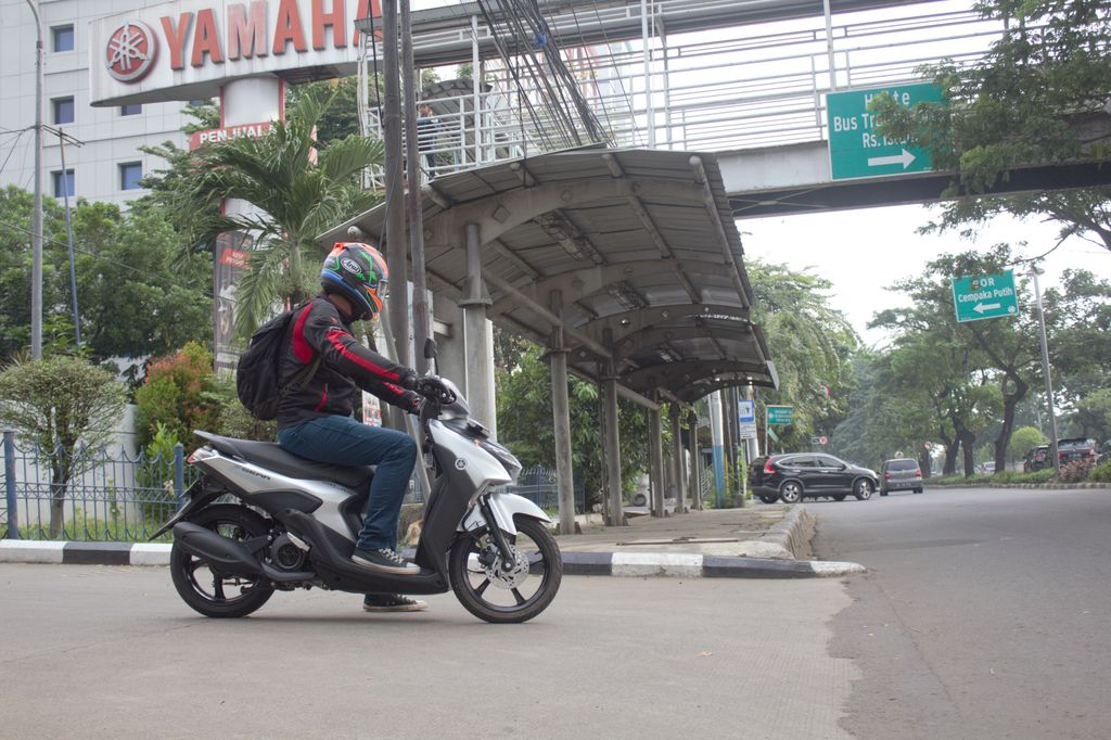 Ilustrasi berkendara motor saat bulan puasa