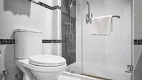 3 Cara Bikin Kamar Mandi Terasa Terang Walau Tanpa Jendela