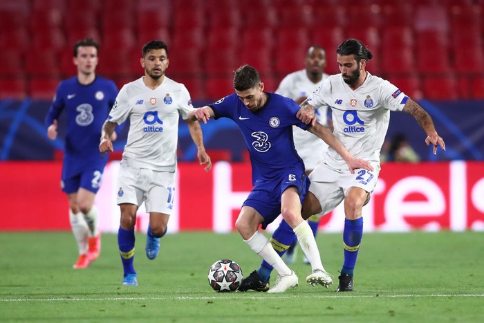Chelseas Jorginho, left, duels for the ball with Portos Jesus Corona during the Champions League quarter final second leg soccer match between Chelsea and Porto at the Ramon Sanchez Pizjuan stadium, in Seville, Spain, Tuesday, April 13, 2021. (AP Photo/Angel Fernandez)
