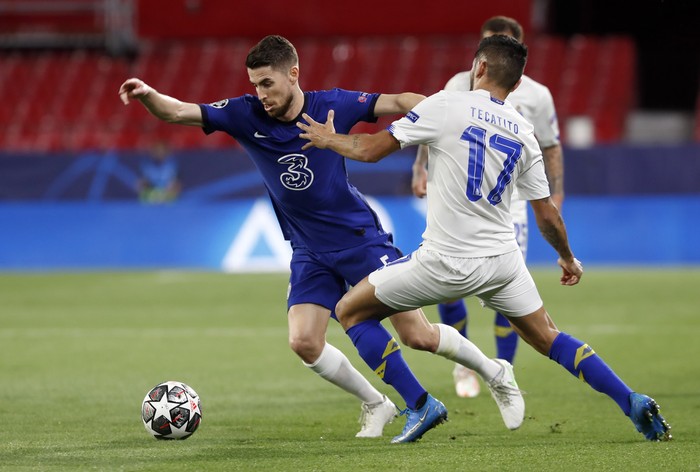 Chelseas Jorginho, left, duels for the ball with Portos Jesus Corona during the Champions League quarter final second leg soccer match between Chelsea and Porto at the Ramon Sanchez Pizjuan stadium, in Seville, Spain, Tuesday, April 13, 2021. (AP Photo/Angel Fernandez)
