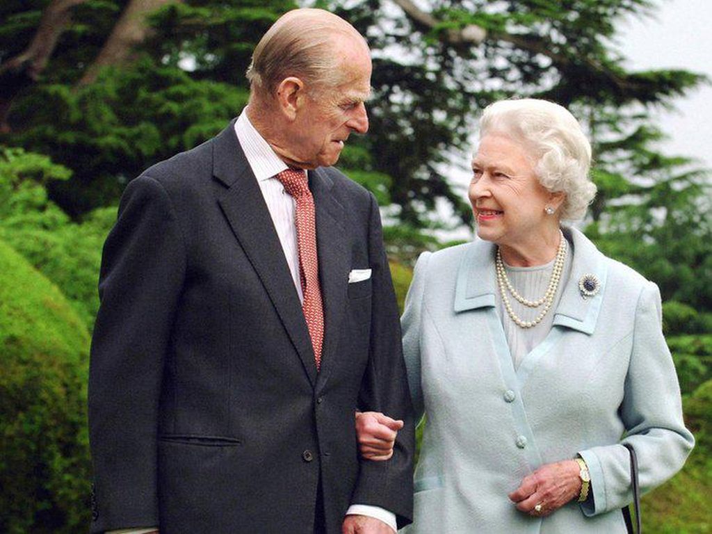 Jelang Pemakaman Pangeran Philip, Warga Inggris Datangi Kastil Windsor