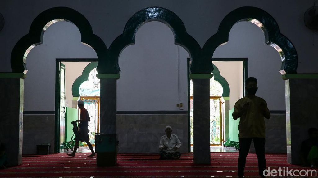 Khusyuk Beribadah di Masjid Bersejarah Al-Makmur Tanah Abang