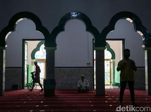 Khusyuk Beribadah di Masjid Bersejarah Al-Makmur Tanah Abang