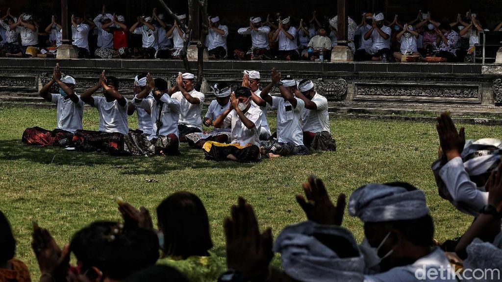 Khusyuknya Umat Hindu Saat Berdoa di Perayaan Galungan