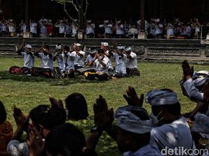 Khusyuknya Umat Hindu Saat Berdoa di Perayaan Galungan