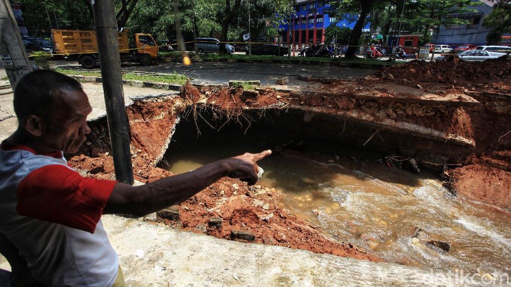 Begini Kondisi Terkini Jalan Boulevard GDC Depok yang Ambles Begini Kondisi Terkini Jalan Boulevard GDC Depok yang Ambles