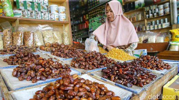 Kurma Pasar Tanah Abang Makin Laris Manis