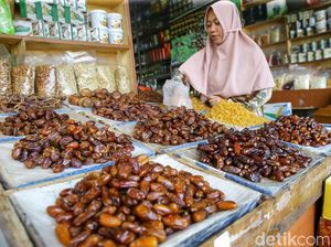 Kurma Pasar Tanah Abang Makin Laris Manis