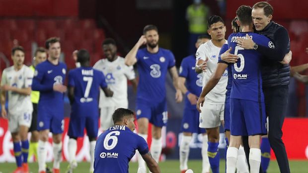 Chelsea's head coach Thomas Tuchel, right, celebrates with Chelsea's Jorginho at the end of the Champions League quarter final second leg soccer match between Chelsea and Porto at the Ramon Sanchez Pizjuan stadium, in Seville, Spain, Tuesday, April 13, 2021. (AP Photo/Angel Fernandez)
