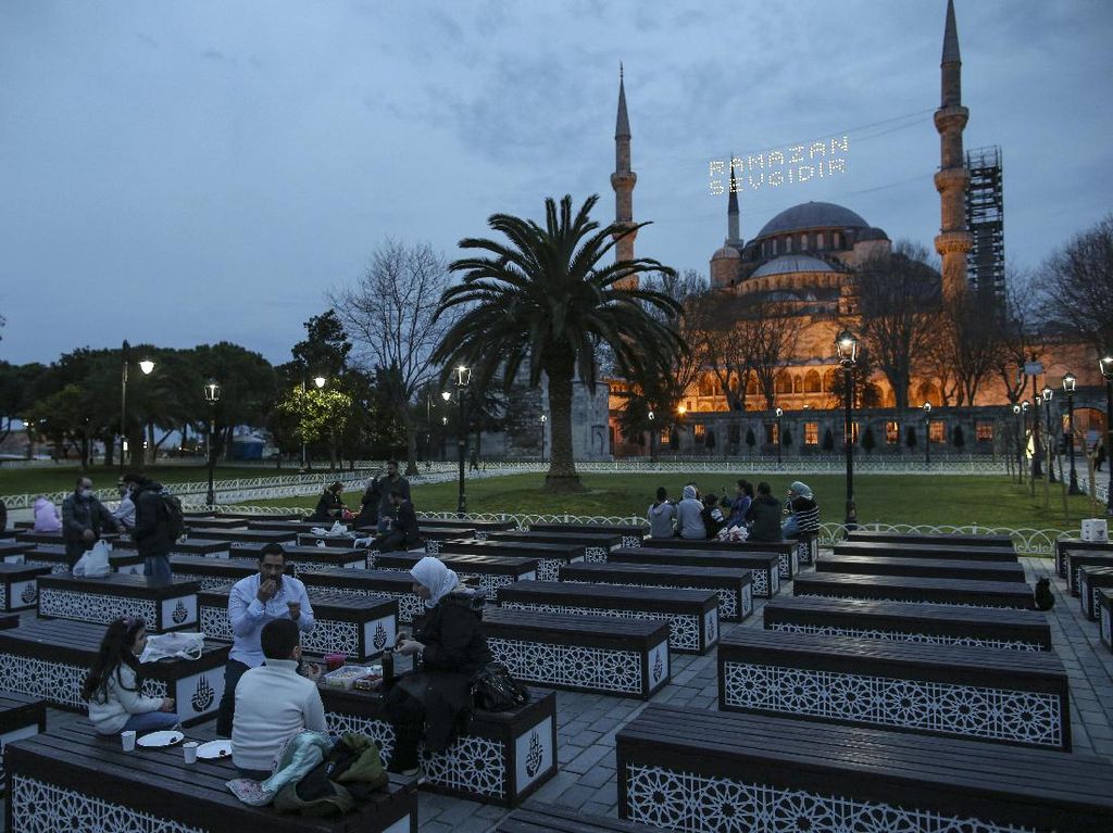 Kemegahan Masjid Hagia Sophia yang Dulunya Gereja Kemegahan Masjid Hagia Sophia yang Dulunya Gereja