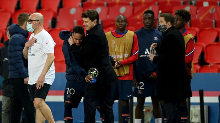 PARIS, FRANCE - APRIL 13: Mauricio Pochettino, Manager of Paris Saint-Germain celebrates with Neymar of Paris Saint-Germain at full-time after the UEFA Champions League Quarter Final Second Leg match between Paris Saint-Germain and FC Bayern Munich at Parc des Princes on April 13, 2021 in Paris, France. Sporting stadiums around France remain under strict restrictions due to the Coronavirus Pandemic as Government social distancing laws prohibit fans inside venues resulting in games being played behind closed doors. (Photo by Matthias Hangst/Getty Images)
