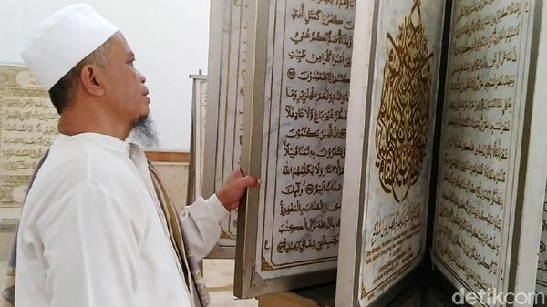 Melihat Mushaf Alquran dari Marmer di Masjid Al Muhtaram Kajen