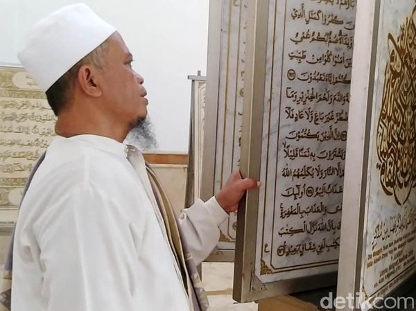 Melihat Mushaf Alquran dari Marmer di Masjid Al Muhtaram Kajen
