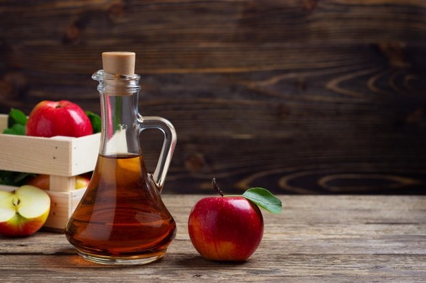 Menambahkan cuka/freepik.com Menambahkan dua sendok teh cuka ke makanan tinggi glisemik mengurangi lonjakan gula dalam darah kamu hingga 23%.