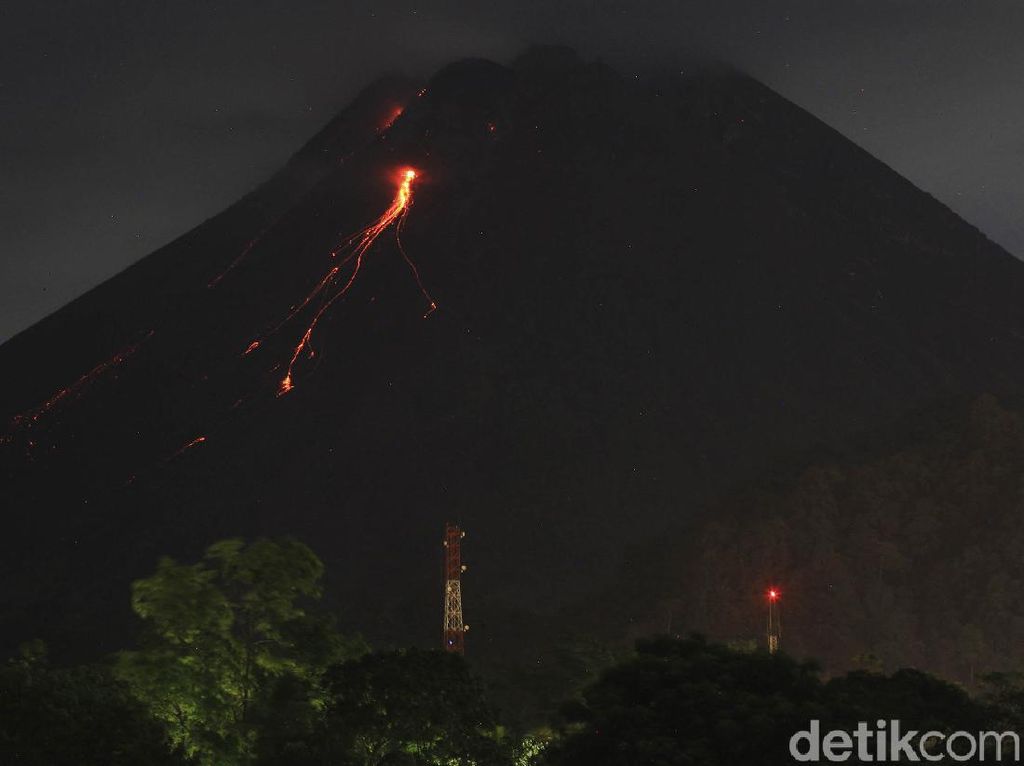 Tengok Merapi Kembali Muntahkan Lava Pijar Tengok Merapi Kembali Muntahkan Lava Pijar