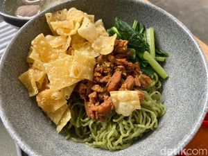 Yummy! Enaknya Bakmi Garing Halal dan Bakso Goreng Gurih Renyah Yummy! Enaknya Bakmi Garing Halal dan Bakso Goreng Gurih Renyah