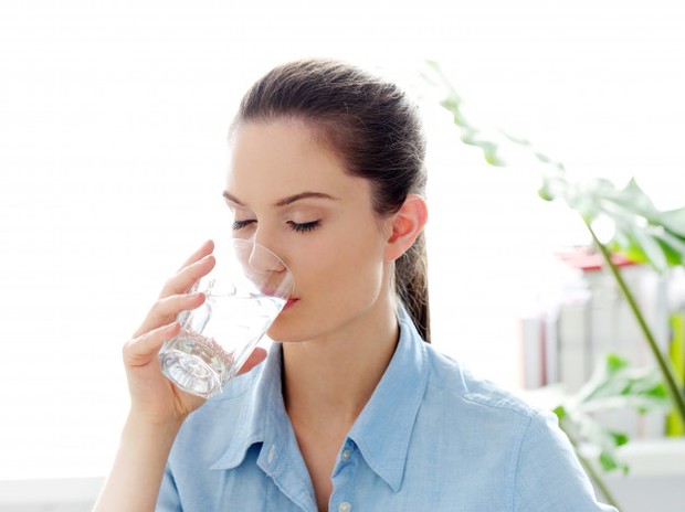 Minum air putih/freepik.com Hidrasi sangat penting untuk menopang kehidupan, tetapi selain itu air putih juga bisa membantu kamu dalam menurunkan berat badan.