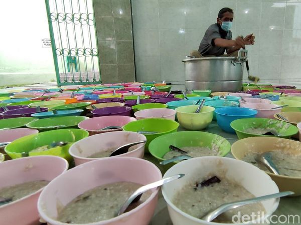 Momen Masjid Jami Pekojan Sajikan Kembali Bubur India