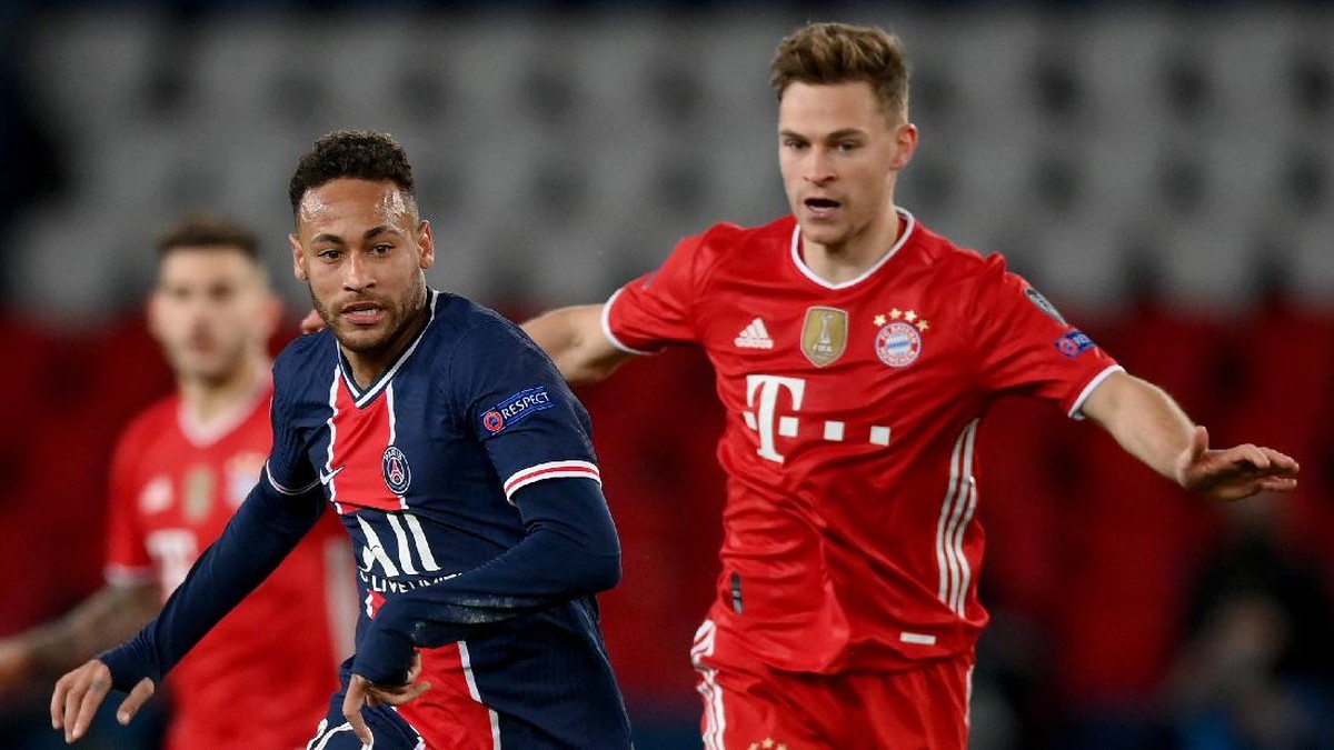 Neymar dan Joshua Kimmich di laga PSG vs Bayern Munich. (Foto: Matthias Hangst/Getty Images)