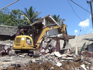 Reruntuhan Bangunan Roboh di Lumajang Dampak Gempa Malang Dibersihkan