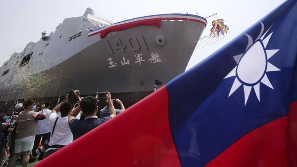 Penampakan Kapal Perang Amfibi Terbaru Milik Taiwan