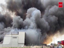 Penampakan Kebakaran Hebat di Kawasan Pabrik di Spanyol