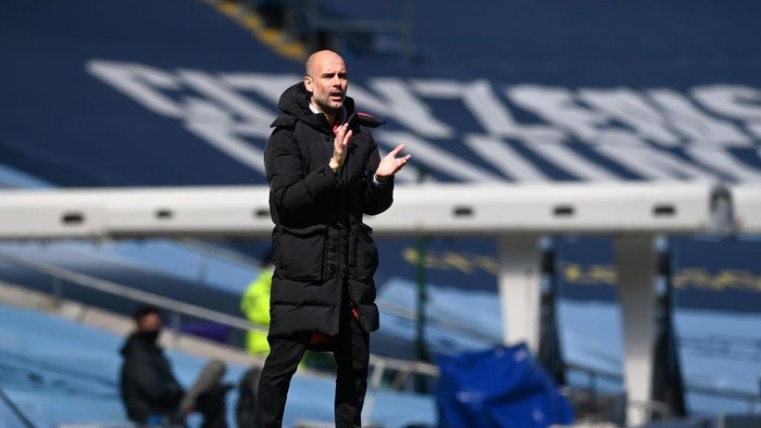 MANCHESTER, ENGLAND - APRIL 10: Pep Guardiola, Manager of Manchester City gives their team instructions  during the Premier League match between Manchester City and Leeds United at Etihad Stadium on April 10, 2021 in Manchester, England. Sporting stadiums around the UK remain under strict restrictions due to the Coronavirus Pandemic as Government social distancing laws prohibit fans inside venues resulting in games being played behind closed doors.  (Photo by Michael Regan/Getty Images)