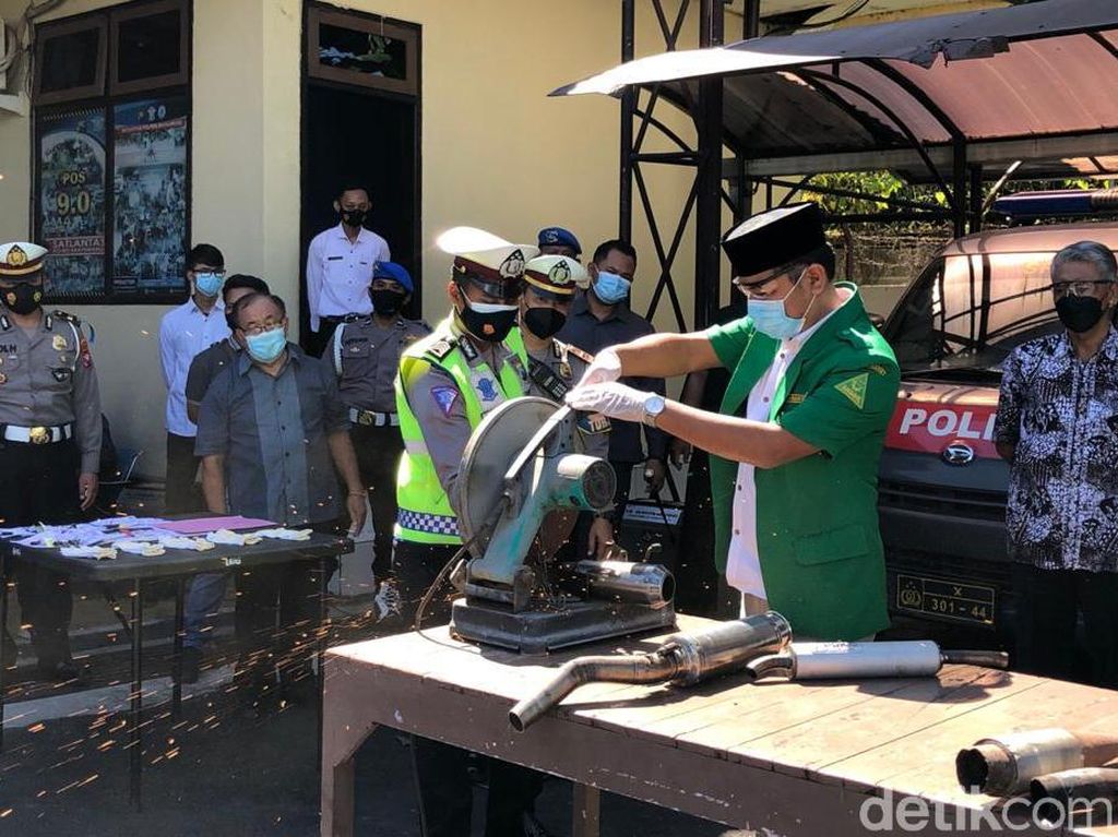2,5 Ton Miras Digilas dan Puluhan Knalpot Brong Dipotong di Banyuwangi 2,5 Ton Miras Digilas dan Puluhan Knalpot Brong Dipotong di Banyuwangi
