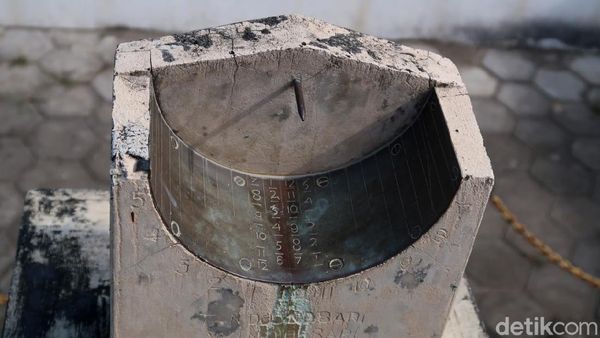 Potret Jam Bancet di Masjid Bantul Sebagai Penanda Salat