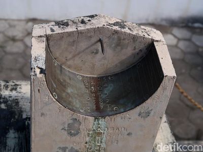 Potret Jam Bancet di Masjid Bantul Sebagai Penanda Salat