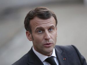 Macron Sudah 2 Kali Dilempar Telur, Pernah Ditampar Saat Menyapa Warga Macron Sudah 2 Kali Dilempar Telur, Pernah Ditampar Saat Menyapa Warga