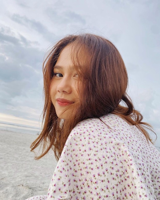 Agar rambut tipis mampu bertambah volume, memilih ceramic hairdryer yang enggak terlalu panas dapat membantu.