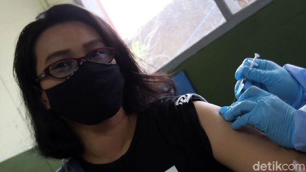 Ratusan Guru di Astanaanyar Bandung Divaksinasi COVID-19