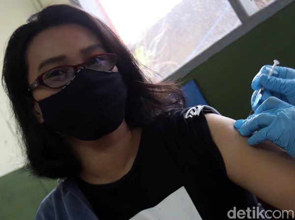 Ratusan Guru di Astanaanyar Bandung Divaksinasi COVID-19