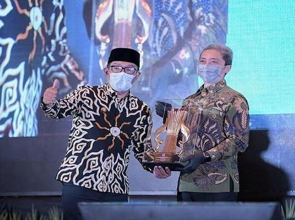 Ridwan Kamil Pamer Batik Iron Man, Terjual 2.500 Potong Pascaviral Ridwan Kamil Pamer Batik Iron Man, Terjual 2.500 Potong Pascaviral
