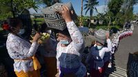 Tradisi Iring-Iringan Gadis Pembawa Sesajen di Bali