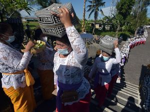 Tradisi Iring-Iringan Gadis Pembawa Sesajen di Bali