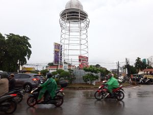 Tugu Pamulang yang Beda Jauh dengan Desain Kini Ditutupi Seng