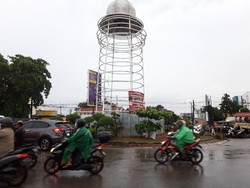 Tugu Pamulang yang Beda Jauh dengan Desain Kini Ditutupi Seng